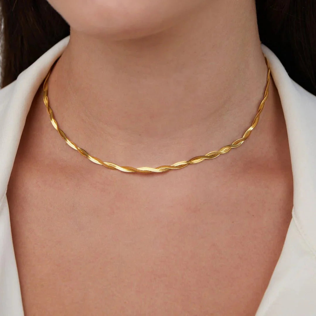 Collar con cadena retorcida